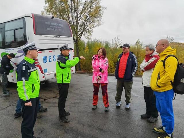 呼中交警暖心提示护航“五花山”美景之旅