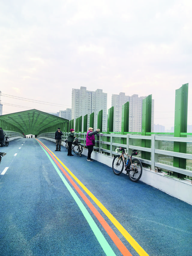 ​石家庄百公里环城绿道实现全线贯通 串联起滹沱河、环城水系与太平河三大水系，为市民打造出可骑行、慢跑、漫步的连续绿色空间