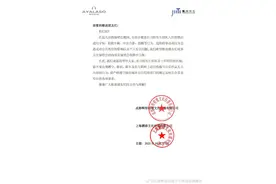 刀郎经纪公司呼吁停止蹲守跟拍跟车，有歌迷跟随刀郎车辆冲出合影图片