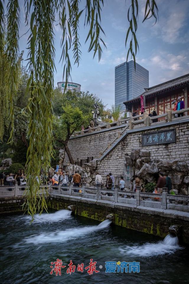 一年四季 泉在济南丨济南黑虎泉水位上涨，傍晚尽显幽静典雅美
