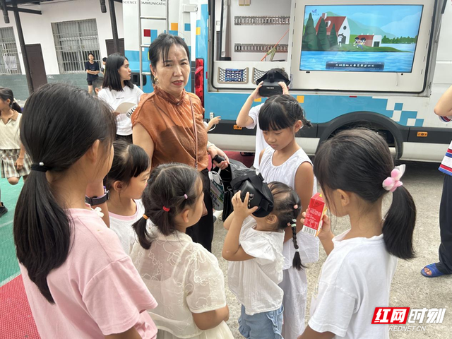 张家界科普大篷车“下乡进村” 点燃乡村娃的科技梦