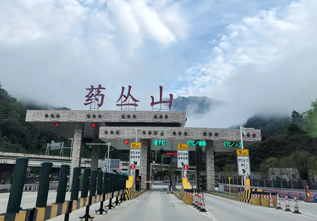 青睐绵阳 ‖ 云端公路 层林尽染！初冬驾游平武药丛山，限定版的视觉盛宴~