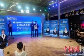 两分钟内表演最多魔术 厦门魔术师破世界纪录图片