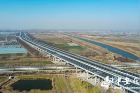 G36宁洛高速公路明光至蚌埠段改扩建 上跨京沪铁路立交工程放行通车图片