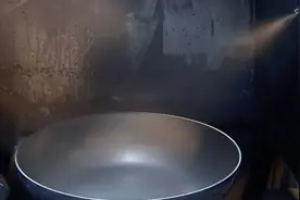 春节烧完几大桌菜，不粘锅变成很粘锅了？涂层掉了还能用吗？图片