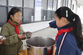 又香又甜，孩子们喝了学校腊八粥，心里暖洋洋图片