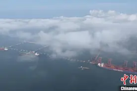 “远谷海”轮靠泊山东港口青岛港 该港迎来第400艘次40万吨级散货船图片