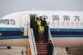 现场实录 | 首批200名缅甸妙瓦底地区中国籍涉诈犯罪嫌疑人被押解回国！图片