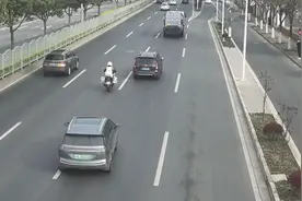 “等下紧紧跟着我！”孕妇突然流血，上海交警开道护送至医院图片