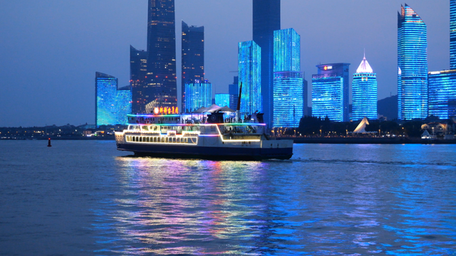 秋夜浪漫正当时！潮齐音乐会 夜游浮山湾，C位打卡青岛灯光秀