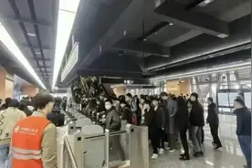 蓝媒热评丨地铁占座有偿转让？自编自演就该罚图片