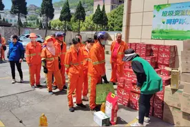 普陀环卫公司为环卫工人发放立夏礼包 传递关怀与温暖图片