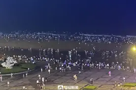 “人海”模式开启，这就是夜晚里的日照万平口！图片