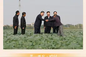 第一观察·瞬间 | 总书记的手总是紧紧同人民握在一起图片