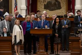 美国得州拟通过法案，禁止中国等国公民买房 当地华人聚州长家门口抗议图片