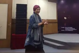 郑佩佩生前曾被诊断患罕见病，专家：目前尚无缓解的治疗方法图片