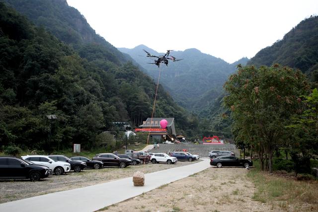 外骨骼机器人助力登山+无人机送餐，义乌第一高峰上线“黑科技”解锁假日新体验