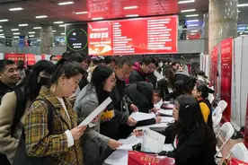 下车即“上岗” 北京春风送岗开启“就业直通车”图片