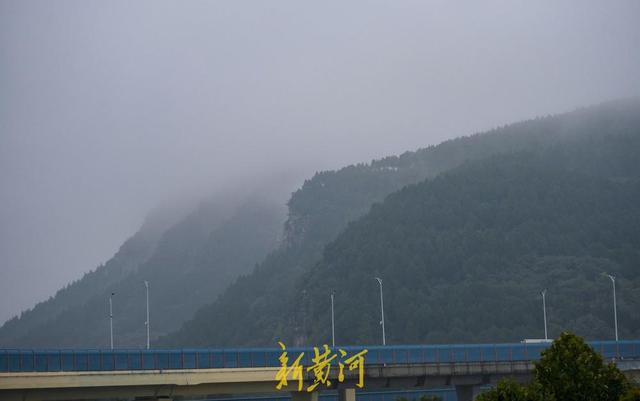 细雨蒙蒙、云雾弥漫，泉城“仙气”十足