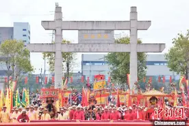 “波罗诞”“正诞日”人气旺 市民争看“五子朝王”图片