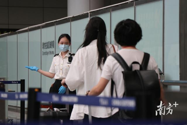 暑运广州白云机场口岸进出境人员超300万人次，同比增长14%