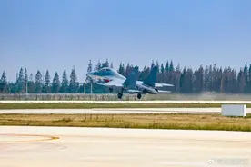 直击东部战区练兵备战现场 锤炼飞行硬功图片