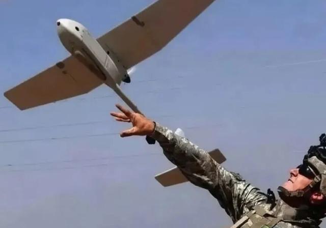 看完中国大学生手搓轰炸机，爱刷抖音的美国人天塌了。