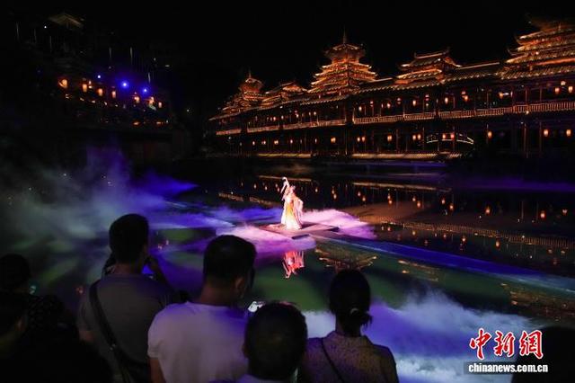 广西南宁民众湖边尽享夏夜狂欢