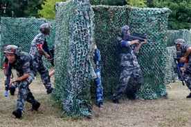军训季，燃！15公里拉练领教长津湖战役，退伍学姐教官直呼军营相似度50%图片