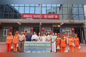 陕西千阳县西关社区携手辖区爱心商户为环卫工人撑起夏日荫凉图片