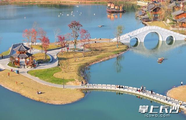 一湖碧水映金月｜一江碧水向东流