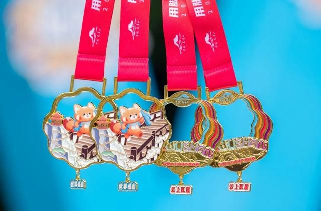 速冲瓦屋山！秋季【拉通免门票】！金秋彩林+秋季限定奖牌+小熊猫奇遇，一样都不少！