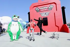 横跨“速度赛道”与“城市地标”，机器人“双地秀”引爆上海汽车文化节图片