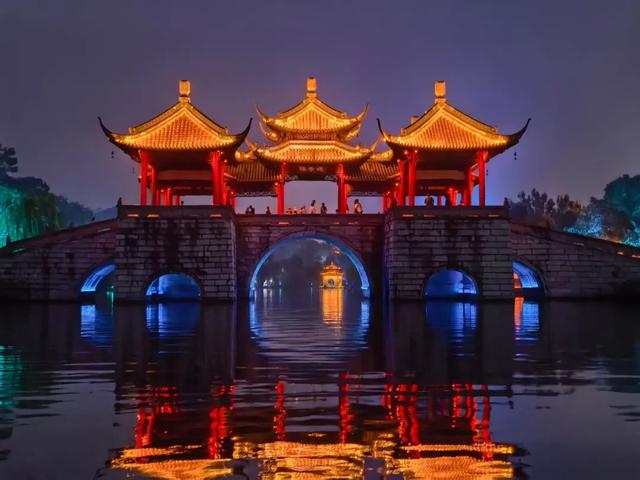 来到这里，才突然理解了李白......