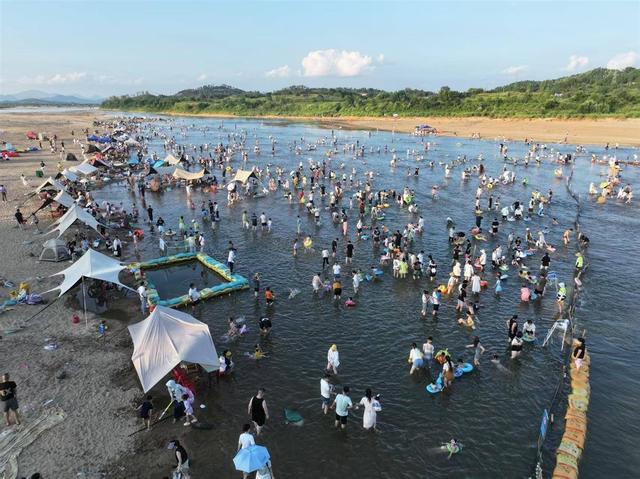 50万人涌来玩水，“马尔代夫上巴河分夫”名不虚传