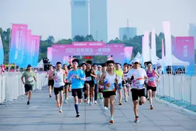 奔跑迎世运 2025兴隆湖五一环湖跑鸣枪图片