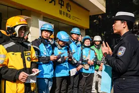 怎样平衡安全与效率？探访广州“电鸡”新规落地后的骑手驿站→图片