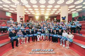 科技时尚跨界，骏丰频谱携手星际熊打造高颜值护眼新品图片