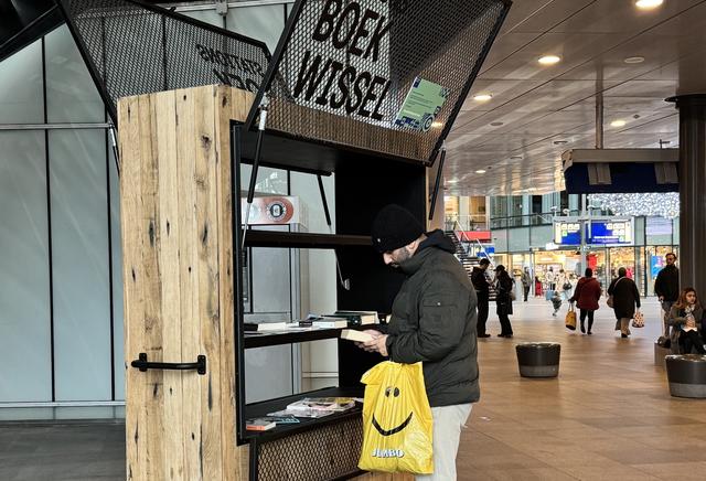 镜观欧洲｜海牙火车站的漂流书架