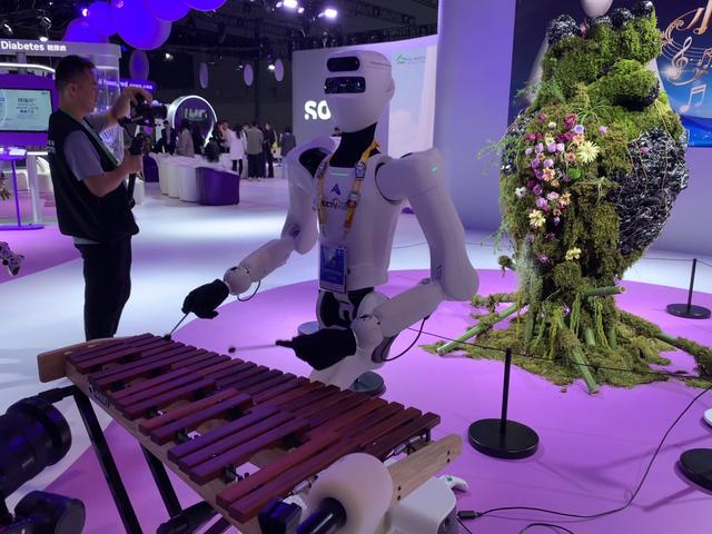 斩获数亿元意向订单，机器人“热舞”，科技企业进博会寻海外商机