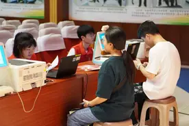 献血车进校园 这所高校百名学子挽袖献血33800毫升图片