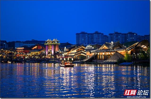 当夜色笼罩金月湖：一场热闹与静谧之间的选择