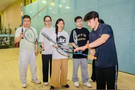 壁球运动成职场青年健身新宠图片