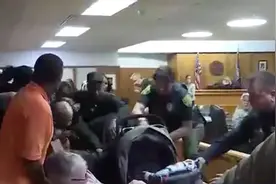 美国14岁男孩被杀，双方家族在法庭上爆发激烈斗殴图片