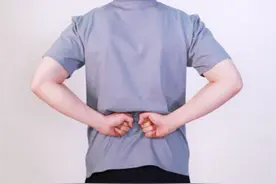 经常腰痛不要怕！这样拉一拉，把腰部气血都拉通，和腰痛说“拜拜”图片