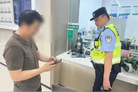 男子向妻子转账填错账号误转上万元给他人，民警协调收款人如数返还图片