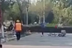 昆明一男子街头手持长棍殴打环卫工人，警方回应：环卫工腿部有皮外伤，目前已介入调查图片