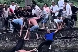 激流中，他们上演生死救援图片