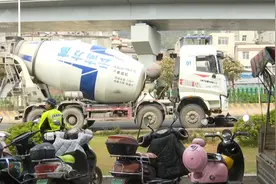 痛心！昆明一水泥罐车撞倒电动车后推行几十米！骑车人当场身亡，还有两名儿童……图片
