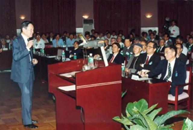 诺奖之后：杨振宁的另一半人生